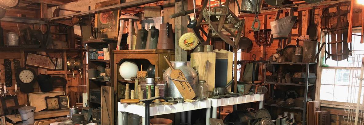 Antike Holzmöbel und historische Wohngegenstände aus einem Nachlass