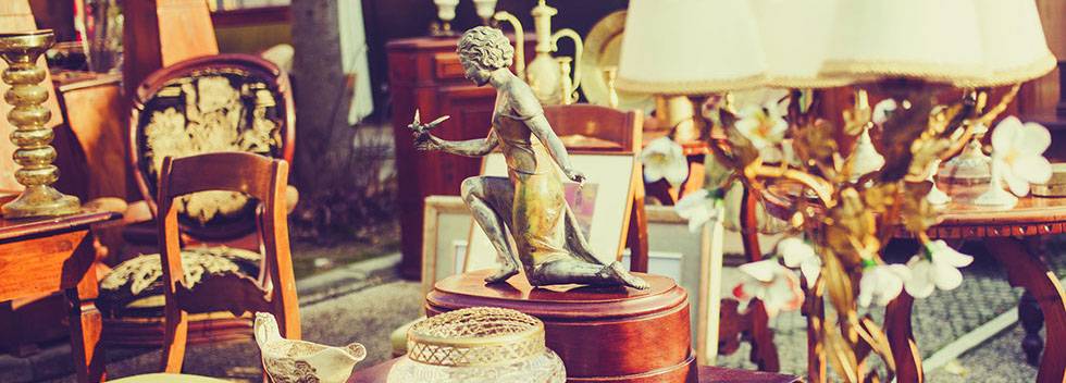 Nachlasswert Ermittlung - Statuette auf Tisch mit Stühlen und Blumen