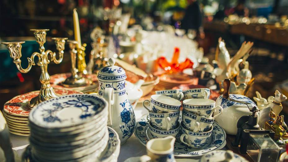 Sammlerstücke und hochwertige Porzellanwaren auf einem Küchentisch für Nachlasswertermittlung